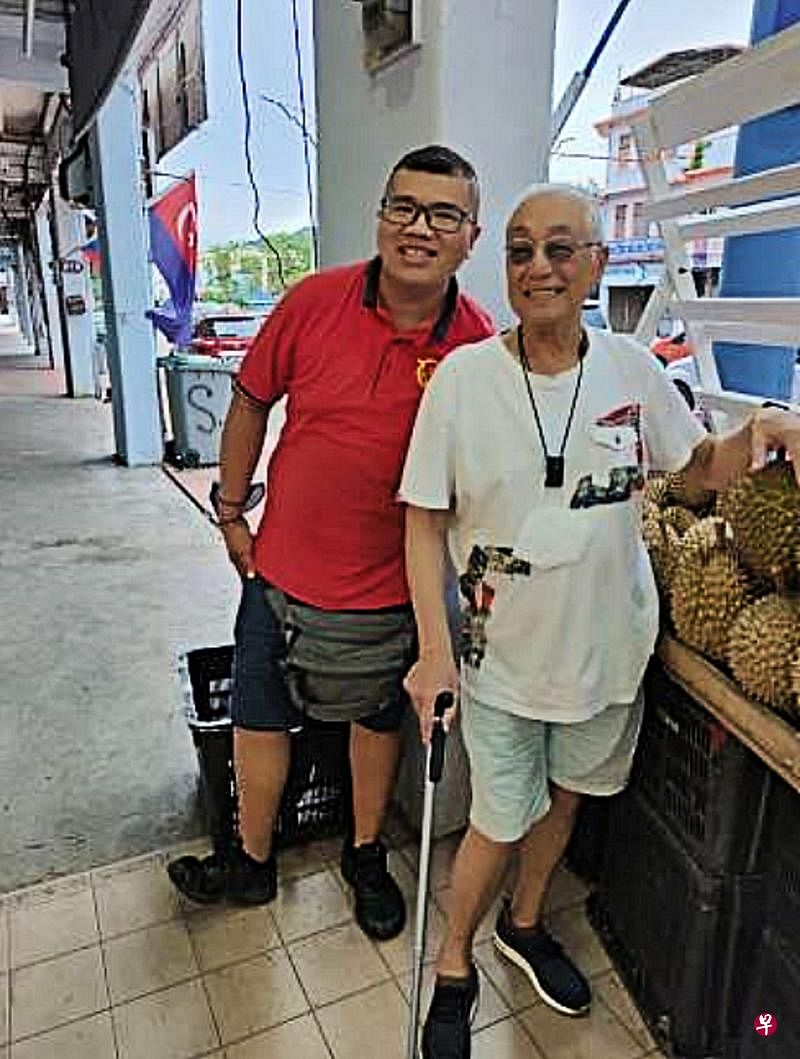 曾江（右）特别爱吃榴梿，图为他最近到马来西亚居銮吃榴梿留影。（IG图）