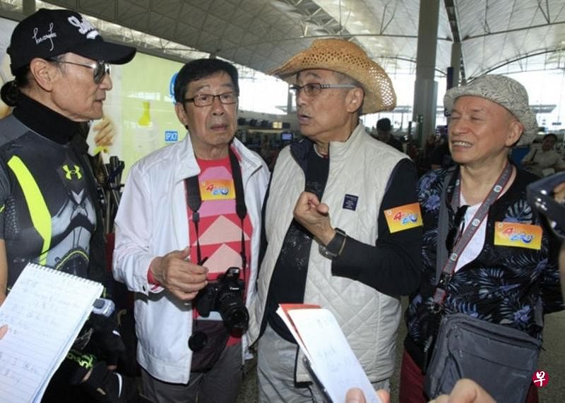 曾江（右二）与谢贤（左起）、胡枫及Joe Junior拍摄《4个小生去旅行》时，传出与谢贤闹翻。（互联网）