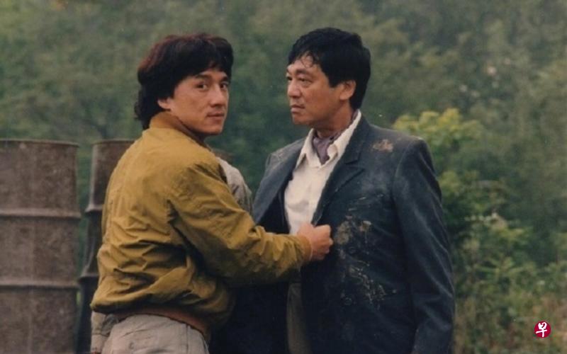 成龙（左）在微博贴出与曾江合作旧照。（微博图）