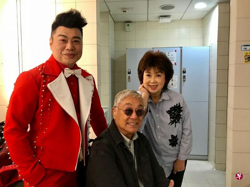 朱咪咪（右）和阮兆祥（左）前年在香港伊馆参与慈善演出，曾江（中）前去探班。（受访者提供）