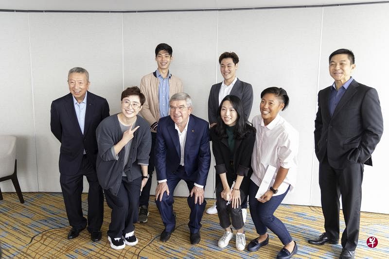 国际奥委会主席巴赫（前排左三）昨天与我国体育界人士会面，前排左至右为国际奥委会副主席黄思绵、乒乓选手冯天薇和于梦雨、赛艇选手傅雪铧，以及新加坡奥理会主席陈川仁，后排为田径选手甘凯恩和游泳选手洪玮。（陈来福摄）