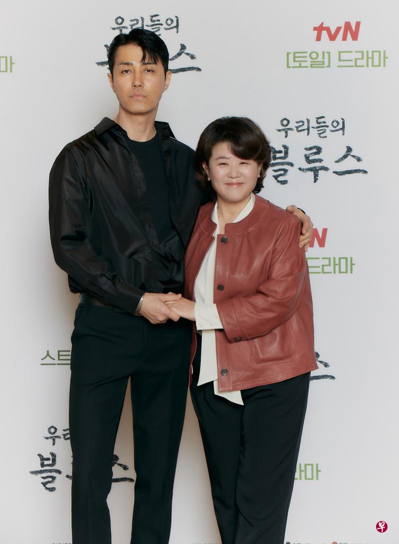 （右上图）车胜元（左）和李姃垠饰演初恋情人。