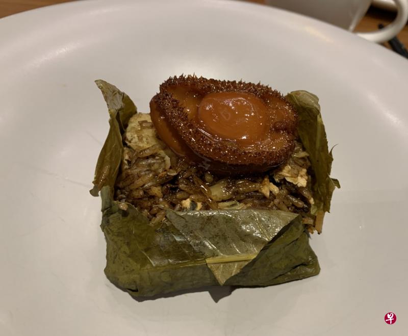 乌节大酒店中餐馆华厅下个月推出的养生及改良菜包括黑蒜蟹肉炒饭。