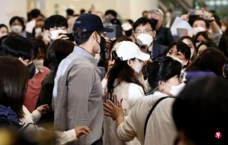 玄彬、孙艺真被媒体、粉丝团团包围。（XportsNews图）