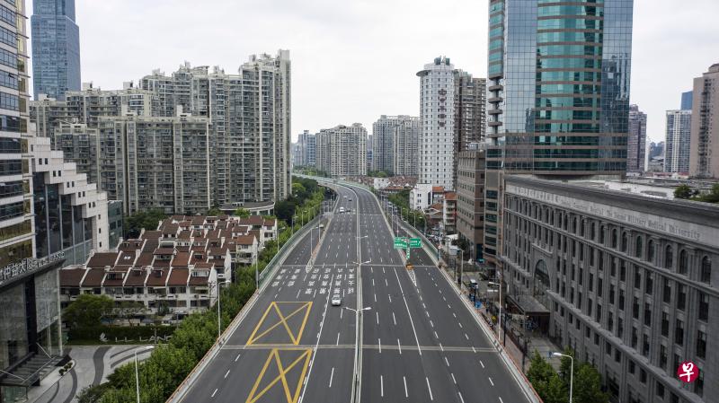 当前中国经济增长突然快速下行，有国外环境的影响，也与当局应对疫情在国内蔓延所推出的一些政策，导致经济活动突然阻断有关。（彭博社）