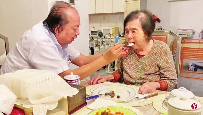 翁俊民给母亲喂食。（作者提供图片）