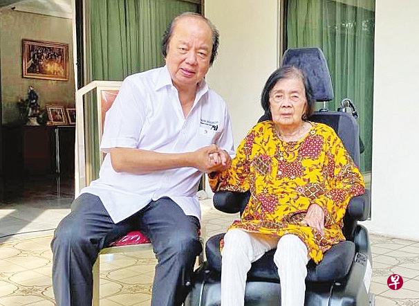 翁俊民与病中的母亲。（作者提供图片）