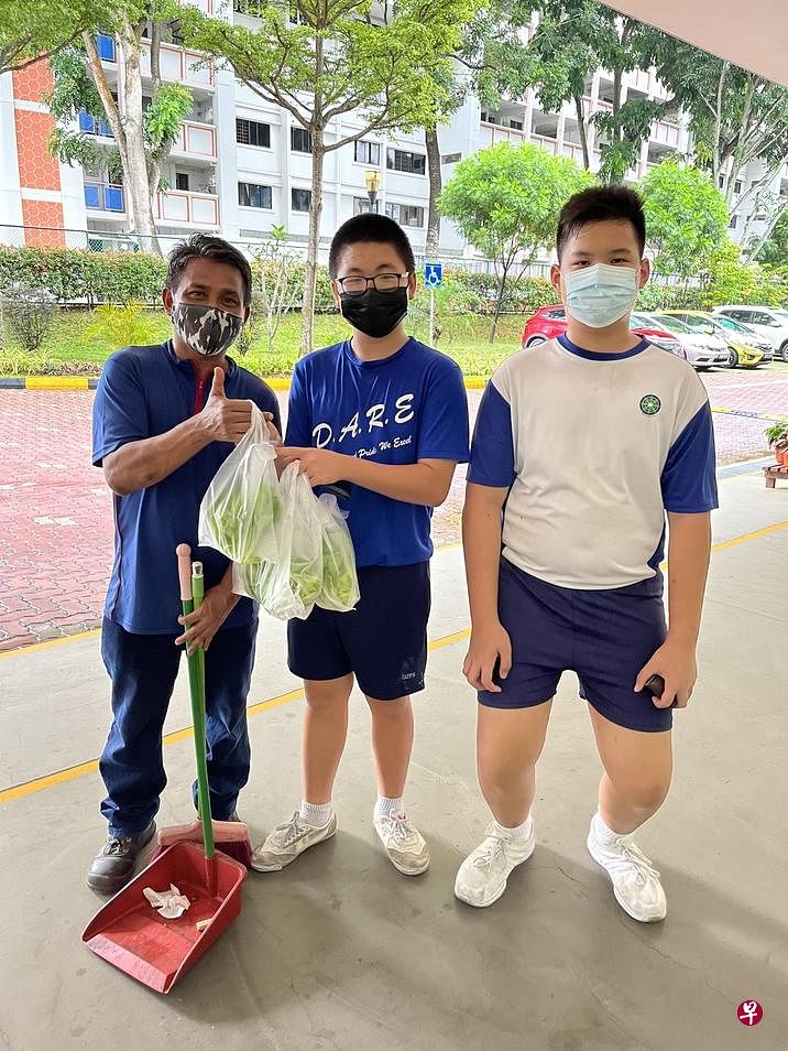 大众小学学生把种植的蔬菜送给学校的清洁工人，感谢他们的付出。（大众小学提供）