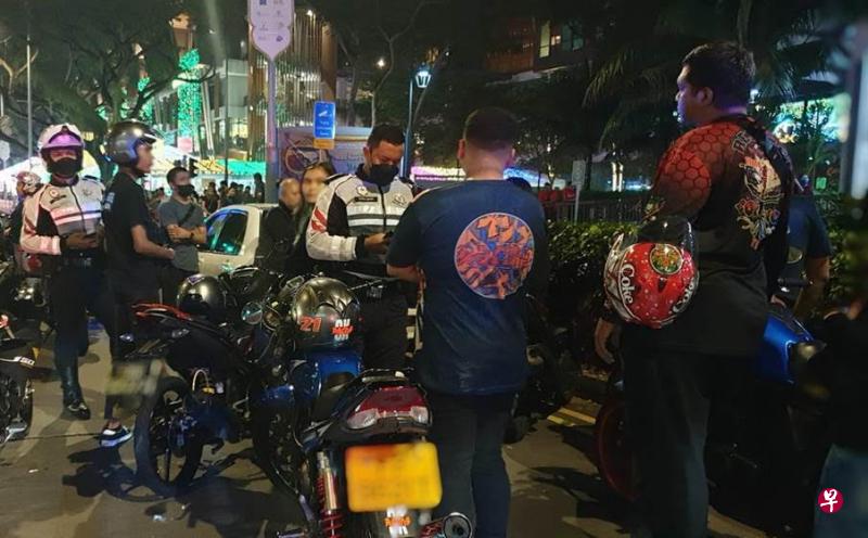 交警与陆交局在4月30日的联合执法行动中拦下一支电单车车队，有一名电单车骑士因穿戴未经批准的头盔而接获传票。（警方提供）