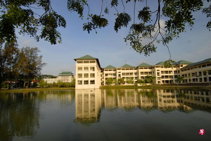 闻名遐迩的中正湖给校园增添了无限美感，引发师生的遐思与灵感。（中正校友会提供）