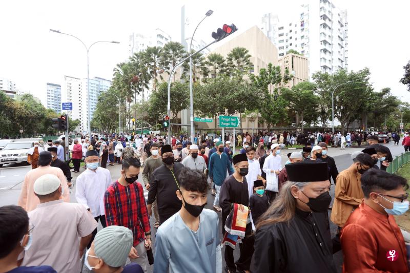 昨早8时许，榜鹅阿伊斯拉回教堂旁边的道路已聚集不少等候入场参加开斋节祷告会的回教徒。他们在工作人员的安排下，井然有序地进入回教堂。（邝启聪摄）