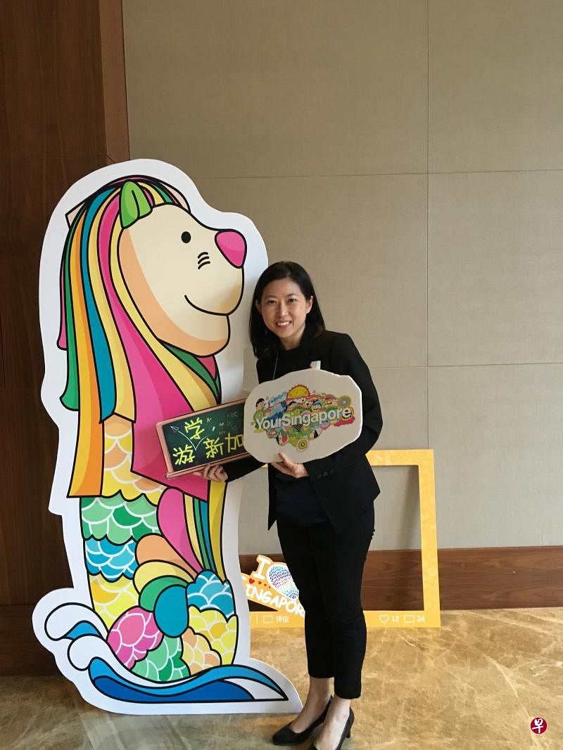 翻译人才培育计划津贴得主曾宝如（左）辞去工作，成为自由翻译员，为几家慈善机构提供翻译服务。另一名津贴得主何芝惠（右）以教授翻译技能回馈社会。（受访者提供）