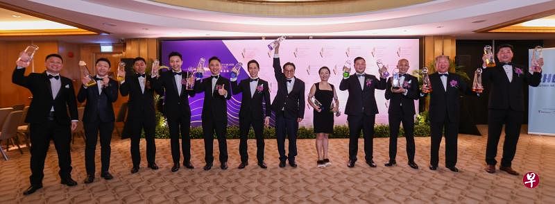 13个本地品牌成为新加坡金字品牌奖颁奖礼的大赢家，在参与的组别获得总冠军、最受欢迎品牌、转型奖及社区贡献奖。左起为Soundteoh Electronic总监李嘉俊、Mulberry Learning首席营运官白奕汉、卓越LED董事长李庆瑞、Scent by SIX创办人李浩勋、三巴旺白米粉董事长郑友贤、城市能源总裁王光枢、Holistic Way董事长王全益、KEI董事长王李淋、优联燃气及优联能源业务发展董事张宇扬、元素首席营运官郭德和、宜康医疗保健执行主席兼首席执行官王再保，以及四星床褥首席