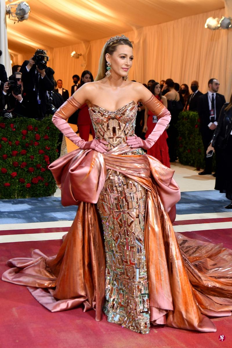←美国女星布蕾克莱弗莉以光泽健康肌妆容现身今年的Met Gala。（法新社）
