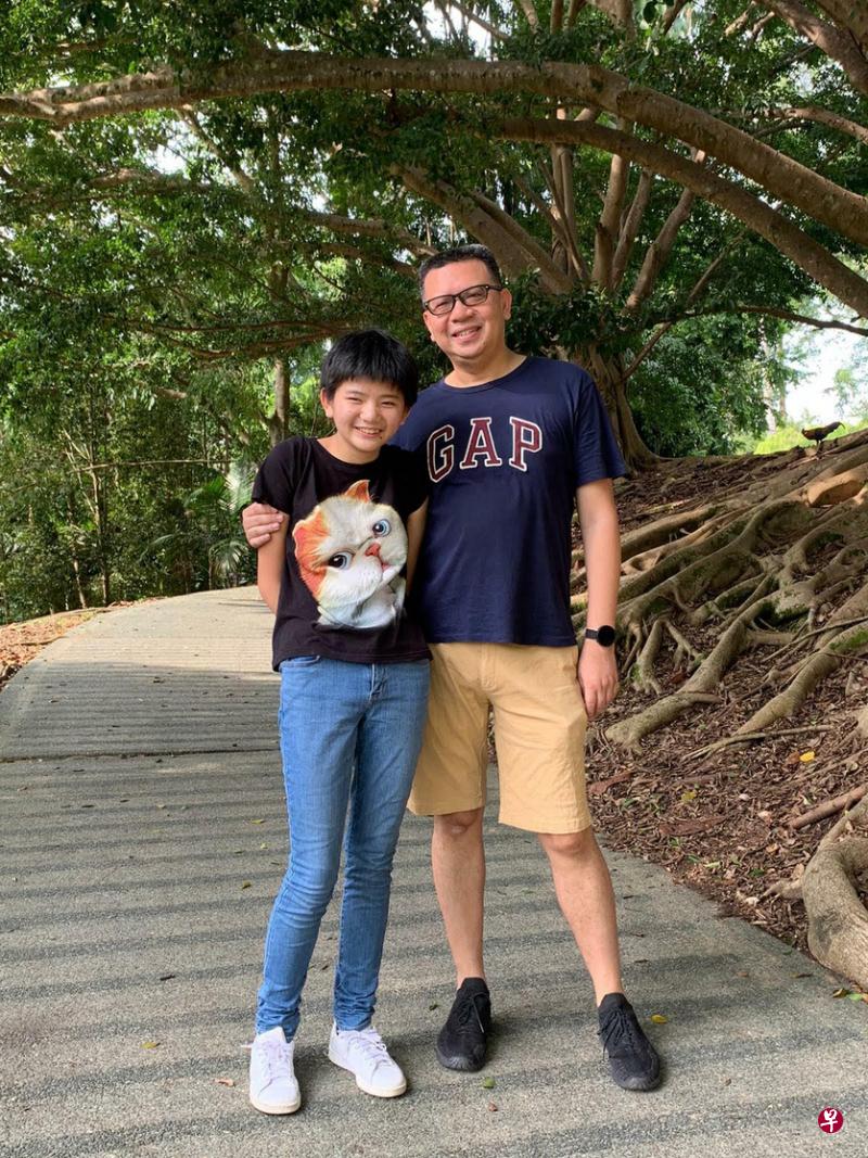 　余炳麟（右）说，小女儿（左）促使他更积极投入社会工作，帮助更多需要帮助的人。（受访者提供）
