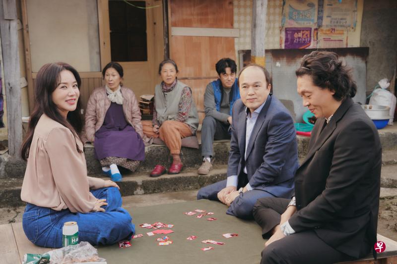 严正化（前排左）很开心能与金惠子（后排左一）和高斗心（后排左二）合作。