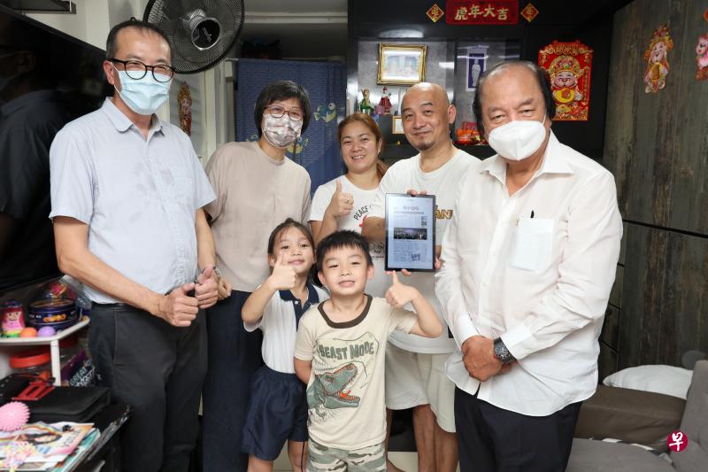 印尼富商翁俊民博士（右一）、新报业媒体华文媒体集团社长李慧玲（左二）以及华助会执行理事长卜清锺（左一），昨天把平板电脑交给郑国威（右二）一家。（龙国雄摄）