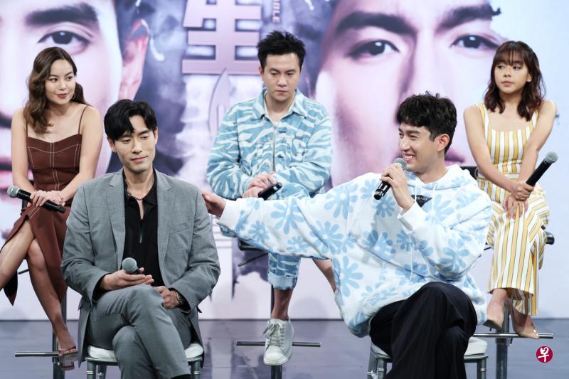 谢俊峰（前排左）与孙政（前排右）剧中扮演同父异母的兄弟。后排左起为芳榕、方伟杰和萧歆霓。（王彦燕摄）