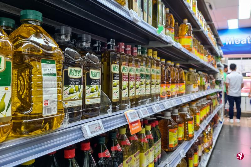 尽管印尼棕榈油出口禁令目前不太可能对我国食用油的整体供应产生重大影响，但本地多数小贩和商家已开始感受到油价上涨的压力。（卓祾祎摄）