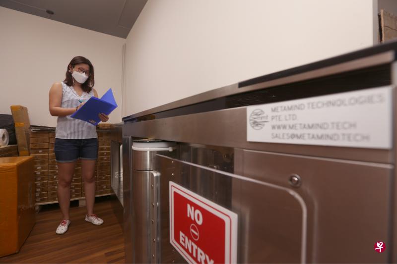 其中一家生产SafeEntry自动闸门的科技公司MetaMind Technologies执行董事萧慧娟说，目前公司还有两台自动闸门，下来可进行改装后再出租或出售。（张荣摄）