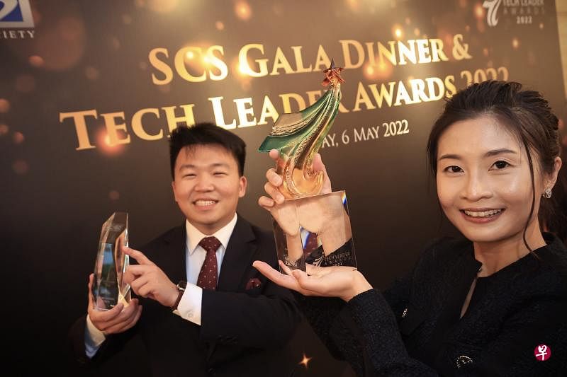 今年的资讯科技领袖奖共颁发17个奖项，最高荣誉的年度科技领袖奖由YouTrip联合创办人朱颖德（右）获得，Entrepreneur First的叶文良则获颁未来科技领袖奖。（陈来福摄）