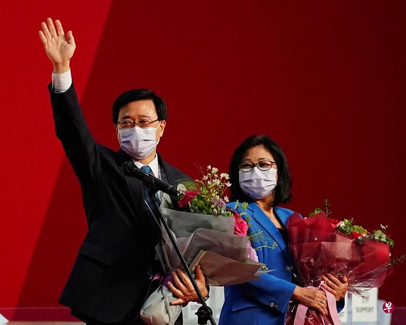 李家超以1416票高票当选为香港第六任行政长官后，与妻子及竞选团队成员会见媒体。（中新社）