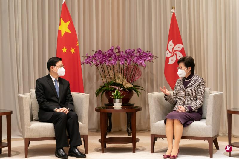 林郑月娥（右）昨天上午在行政长官办公室，会见第六任行政长官当选人李家超。（彭博社）