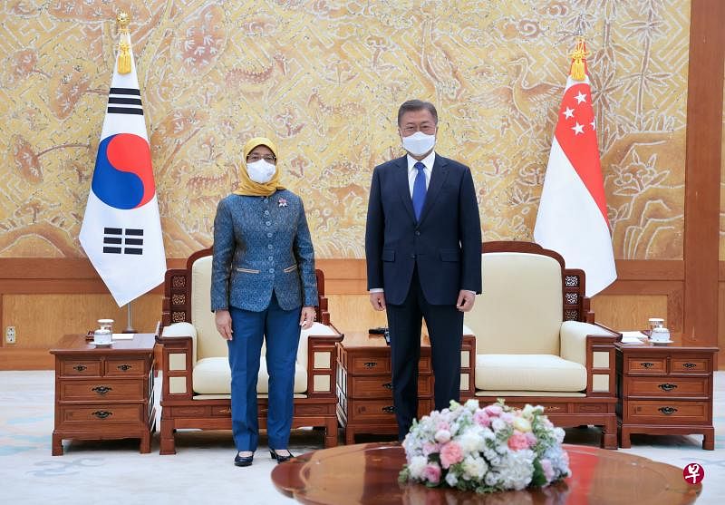 哈莉玛总统与韩国现任总统文在寅（右）昨天在青瓦台会面。（通讯及新闻部）