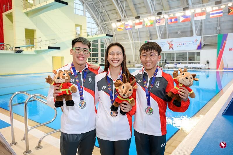 14岁小将李承恩（右）携手曾繁铿（左）在男子公开组双人10米跳台项目中摘得银牌，冯琪茵则在女子3米板决赛中夺得铜牌。（新加坡体理会提供）