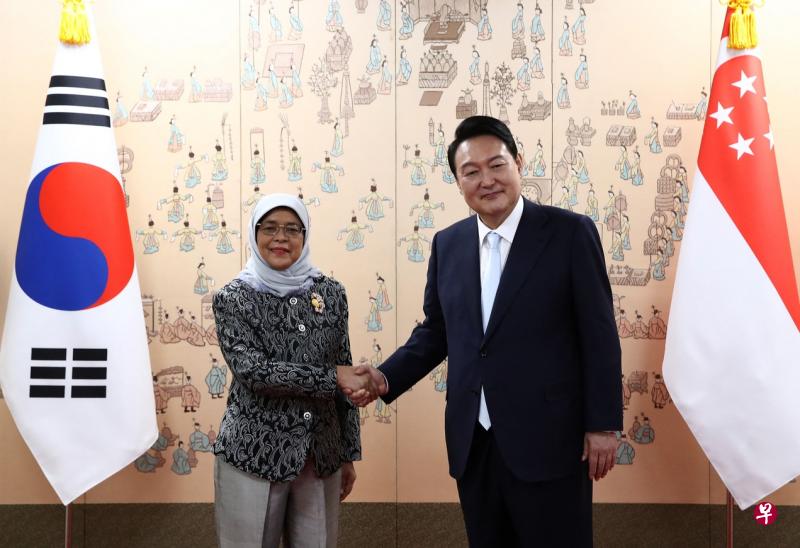 我国总统哈莉玛昨天会晤韩国新任总统尹锡悦（右），两位领导人探讨了如何加强双边合作、促进区域经济一体化、缅甸人道危机和维持朝鲜半岛和平与稳定等广泛课题。（法新社）
