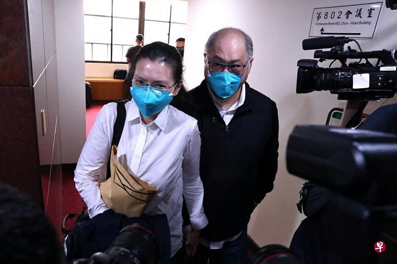 民进党前党工李明哲（右）上个月刑满出狱后随即返台，对于与李孟居同样被判“剥夺政治权利”却有不同结果，李明哲认为或许是救援方式不同所致。（路透社）