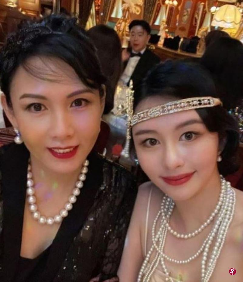 沈月（右）像足妈妈邱淑贞（左），也是个美人。（IG图）