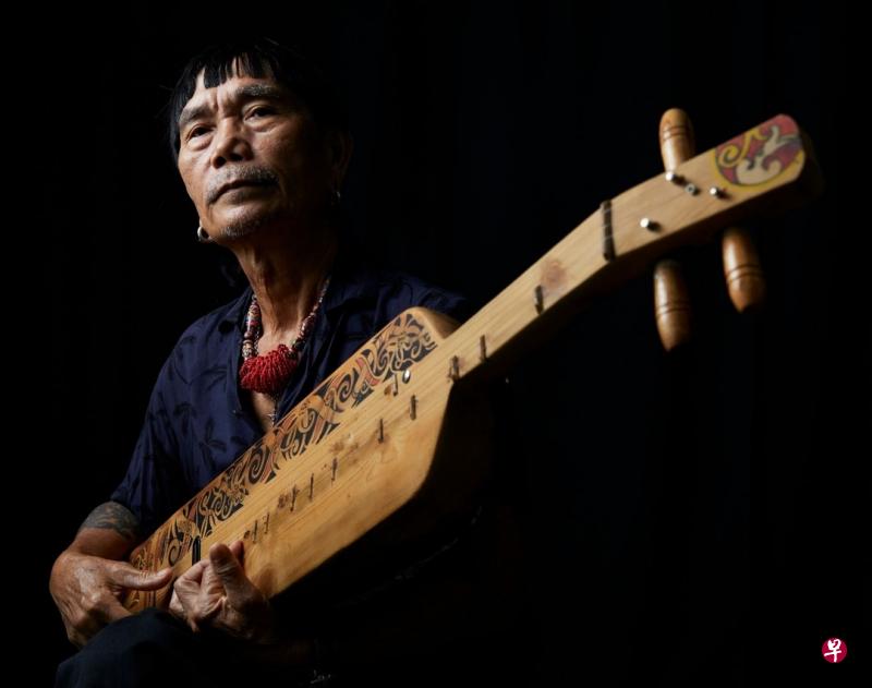 砂拉越艺术家Mathew Ngau Jau将在“Mepaan”上演奏当地特色的弹拨乐器。（取自艺术节官网）