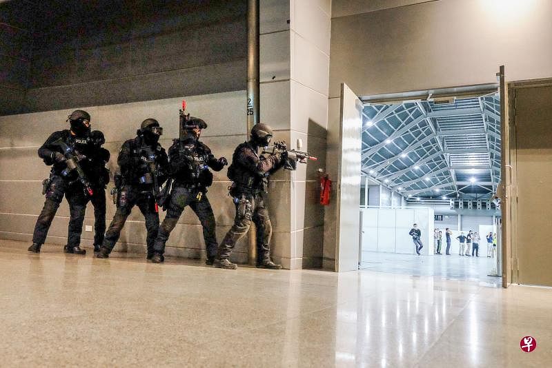 昨早在新加坡博览中心进行的反恐演习中，警员提供额外的战术能力来歼灭枪手和自杀式炸弹袭击者。（警察部队提供）