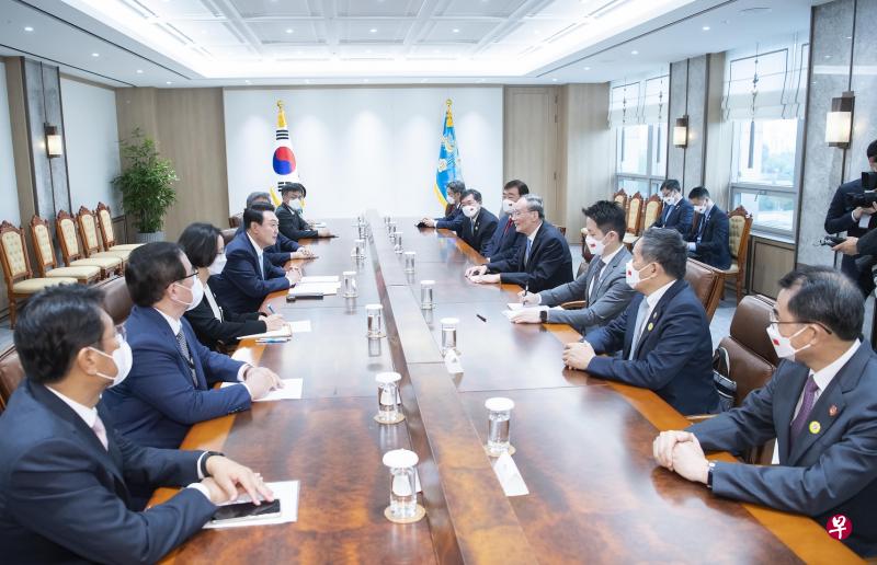 中国国家副主席王岐山（右四）本月10日以习近平特别代表身份，出席韩国新总统尹锡悦（左四）就职仪式，双方并举行会见。（新华社）