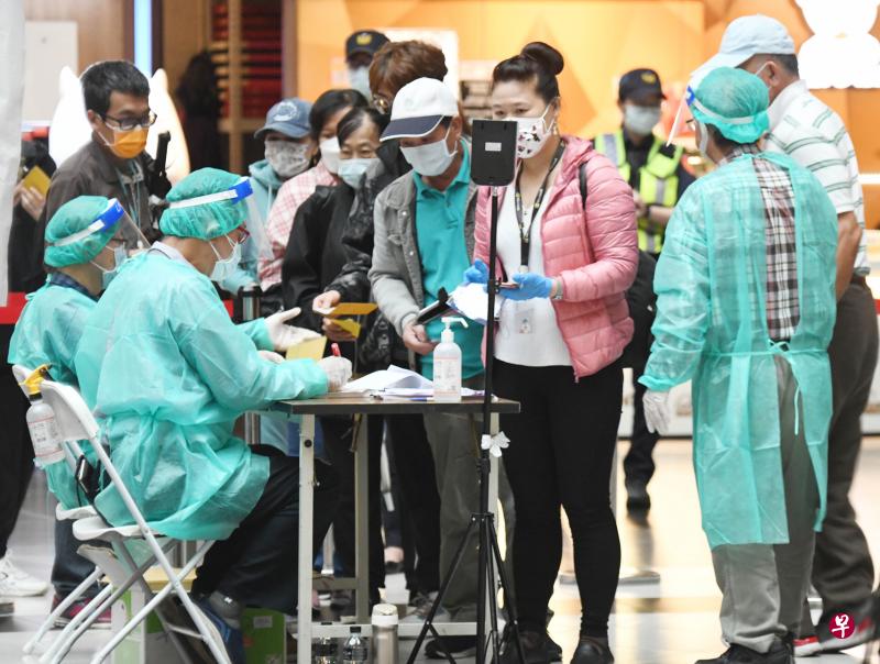 台湾从昨天起开放三大族群共10类人优先施打第四剂（第二次追加剂）疫苗，初估有400万人符合资格，65岁以上约380万人。图为民众到台北火车站排队准备接种疫苗。 （香港中通社）