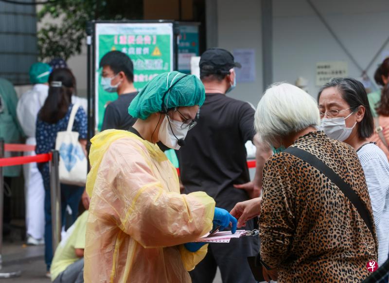 台湾在5月13日当天新增6万5011起确诊病例、41人死亡，医院出现超负荷现象。 新北市一家大型医院户外筛检站都是民众排队等候筛检，连户外也搭起临时病床，凸显疫情状况相当严峻。 （香港中通社）