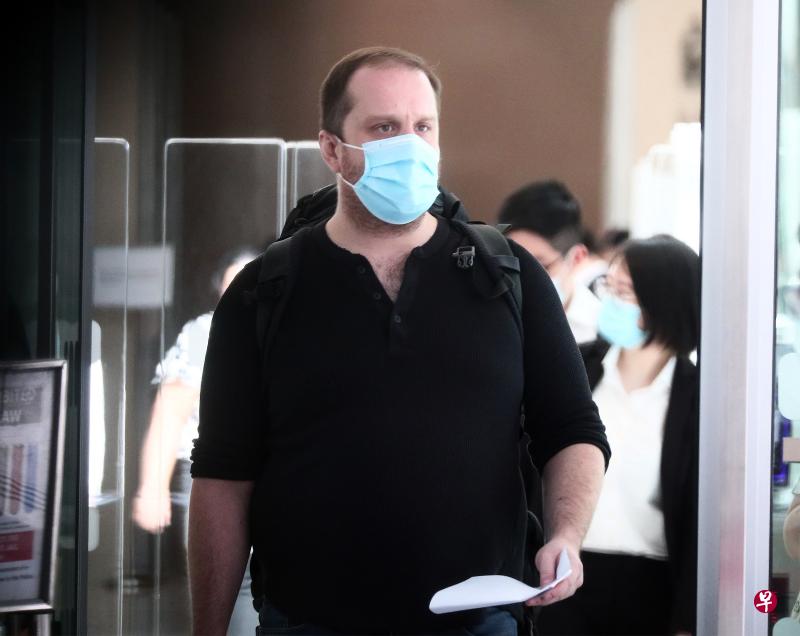 斯图尔特面对两项抵触雇用外来人力法令的控状，他认罪后被判罚款6500元。（海峡时报）