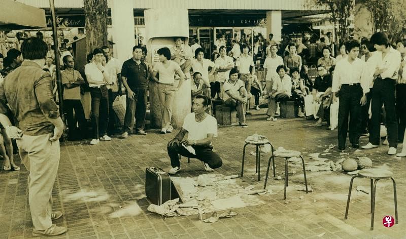 “走江湖”卖膏药生活不易。（档案照片）
