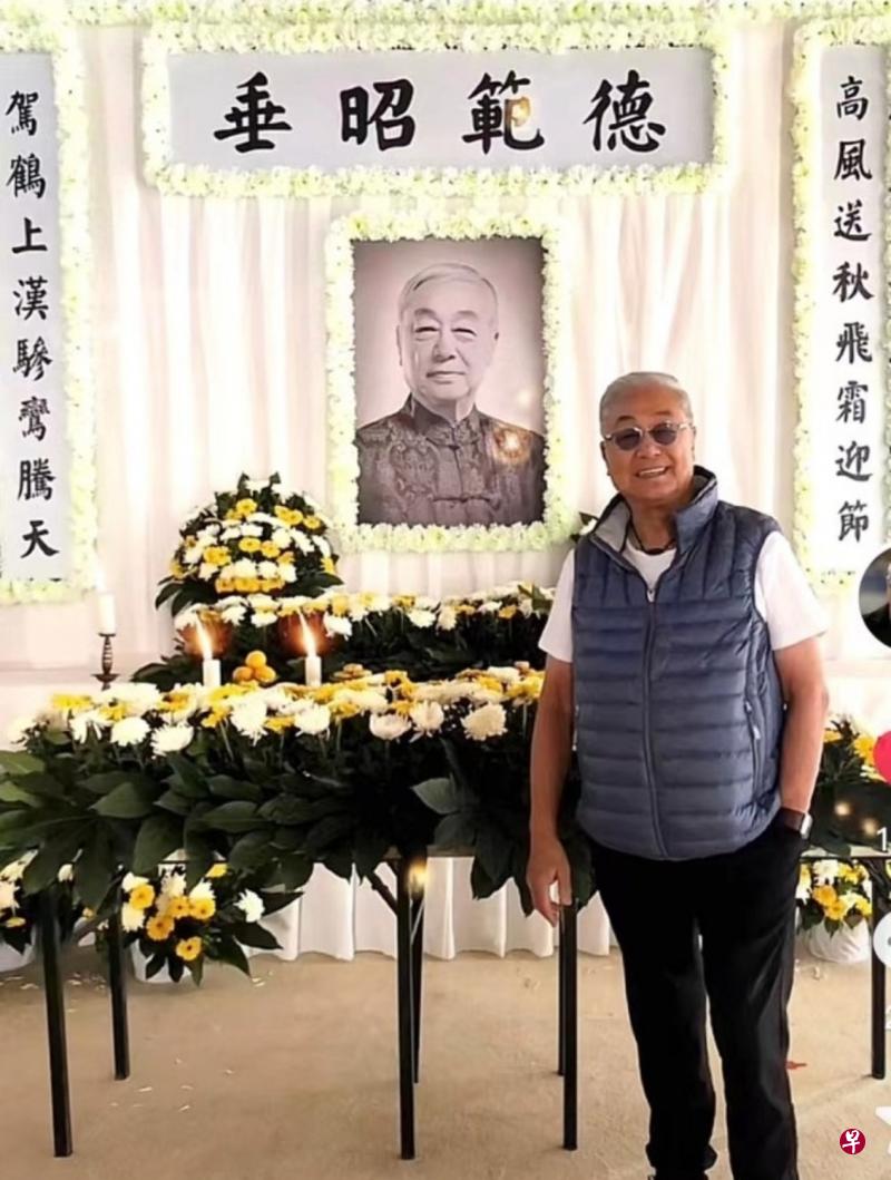 工作室晒出曾江五年前在片场“灵堂”拍照留念的照片。（工作室微博图）