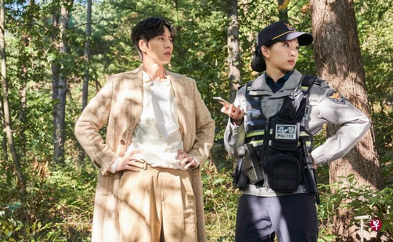 朴海镇（左起）和秦基周展现喜剧魅力。郑俊镐饰演的将军神，与朴海镇有许多爆笑互动。