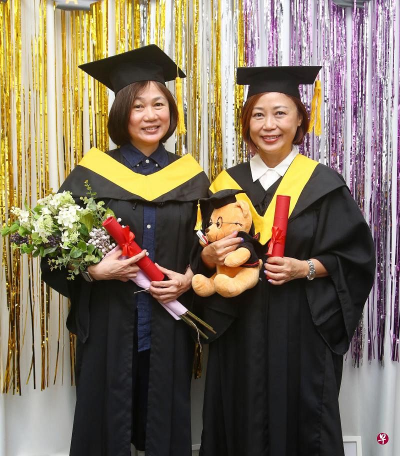 向云（右）与妹妹陈美嫦一同戴四方帽。（陈福州特约摄影）