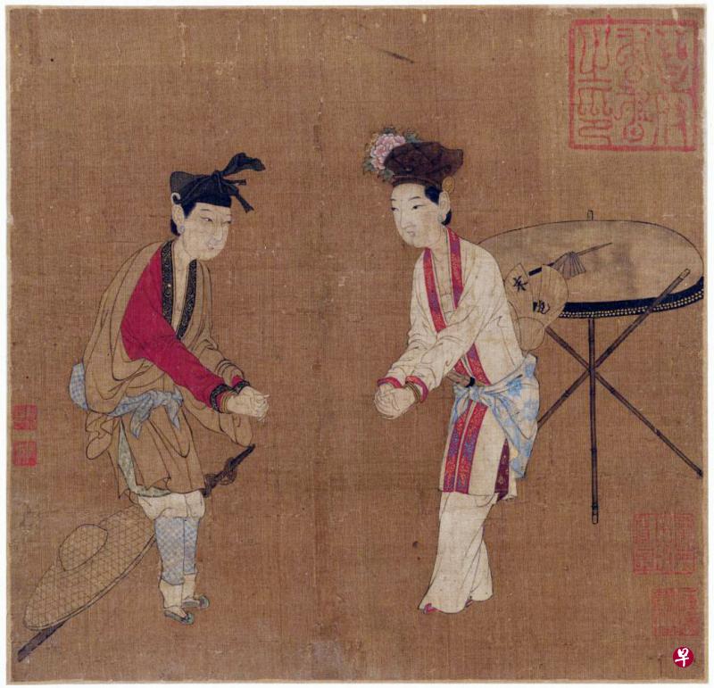《杂剧打花鼓图》，南宋，绢本设色，现收藏于故宫博物院。图绘两名女角作男子揖让状，这种礼节是宋代特有的“扠手示敬”，此图表现南宋时期民间杂剧演出场景。（作者提供）