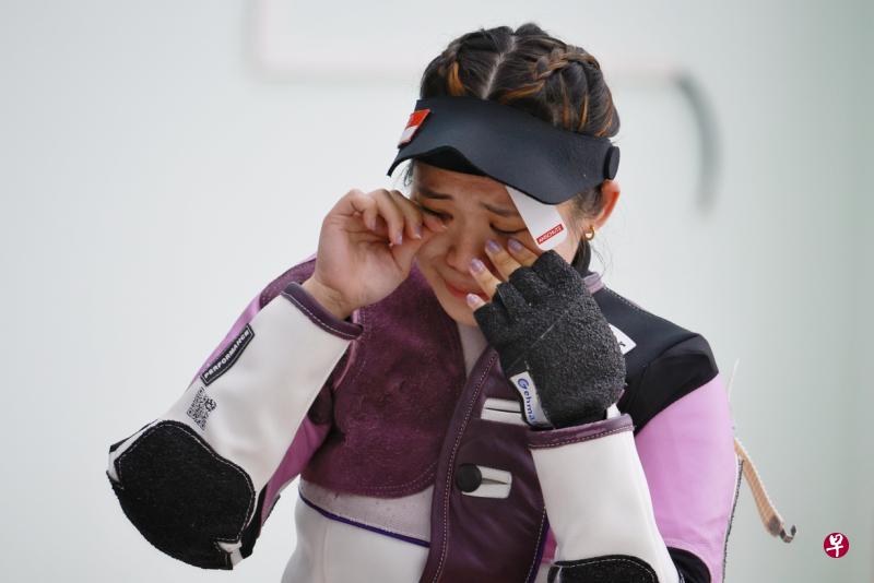 我国射击女将林睿娜在女子50米三姿步枪决赛四度逃过被淘汰的命运，最终锁定一铜后，激动得哭成泪人。（海峡时报）