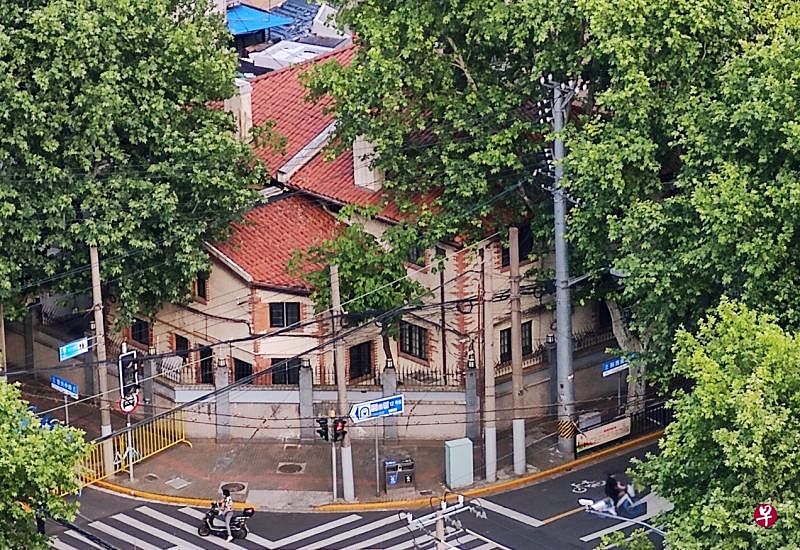 随着上海迈向解封，本区道路的路障和封锁线已经拆除，但不同辖区间的阻隔依然存在。（陈婧摄）