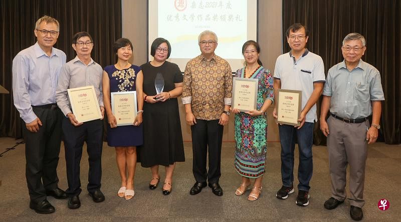 2021年度《源》杂志优秀文学作品奖得主厉菁（左四）与另外四名入围者连同宗乡总会会长蔡其生（左五）、作品奖的裁判新跃社科大学中文部主任罗福腾（左一）和《源》杂志编委主任严孟达（右一）在颁奖礼上合影。（卓祾祎摄）