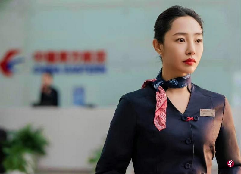 白百何（左起）饰演性格泼辣直爽的空姐郑有恩。白宇帆、朱雨辰、黄轩饰演酒店的门童三兄弟。