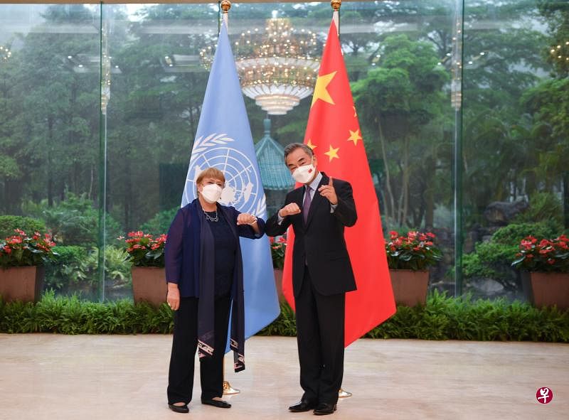 联合国人权事务高级专员巴切莱特（左）本月23日在中国广州会见中国外长王毅。（新华社）