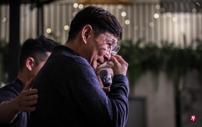 在新书发布会上，黄明德忆起他和二姐不得不将妈妈送到疗养院的过往，一时百感交集，感触落泪。（叶振忠摄）