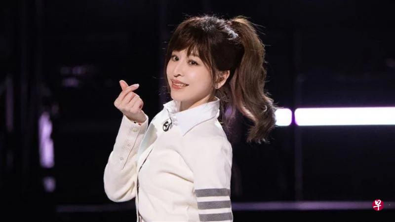 王心凌穿学生制服重现经典造型。（互联网）